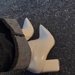 Klackskor - Fetaste klackskorna i glossigt vitt material 