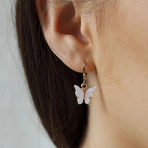 Fjärilsörhängen brandy melville - Säljer dessa supersöta örhängen från brandy melville! Endast använda en gång, så de är som nya 💕 (lånad bild)