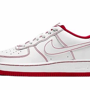 Nike shoes size 39/40 - Have been worn a barely cause they don’t fit, but still in good shaped. I have the shoe box still for the shoes. I can do meet-ups or shipping please contact me for more info. <3