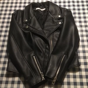 Skinnjacka! - Hej! denna skinnjacka är superfin, använd 3-4 gånger och är som ny, storleken är 134 och för mig som är 152 och 13 är den för liten . Den är somsagt som ny så den kostar 200 kronor , hoppas att någon vill köpa den //Philippa 