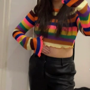 Färgglad virkad tröja  - Köpt på bershka och aldrig använd. Storlek M