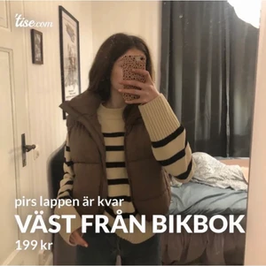 Snygg väst från bikbok - Super snygg väst som jag fick i julklapp men som tyvärr aldrig kommit till andvändning så säljer den och lappen sitter även kvar ny pris 399 säljer för 199 skriv till mig om någon fråga💕