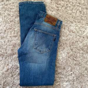 Blå jeans från Crocker i storlek 28/32!! 150 kr plus frakt!