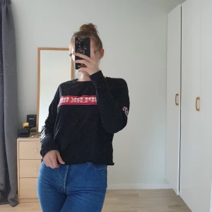 Långärmad t-shirt med tryck - Långärmad t-shirt. Fint skick. M men passar även S bra