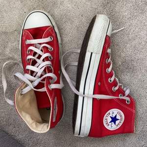 Säljer mina röda converse i storlek 37,5💕 skorna är knappt använd och ser nya o fräscha ut💕