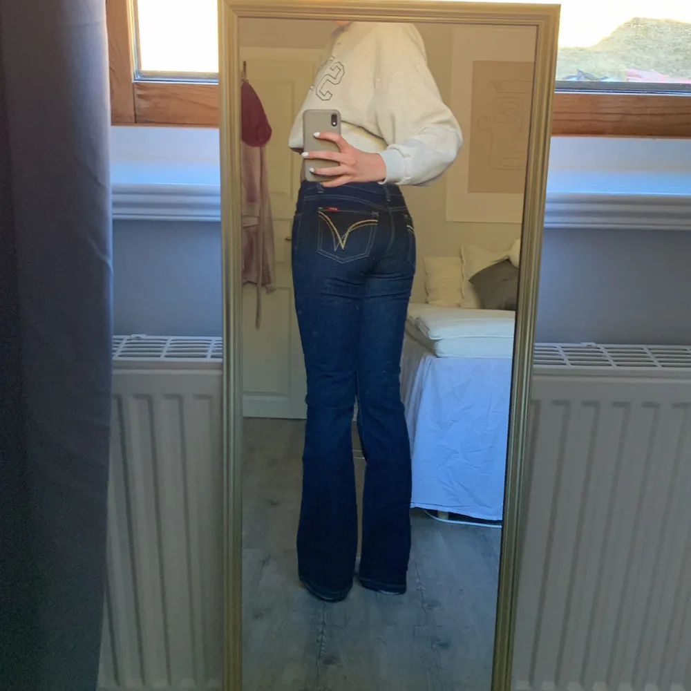 Mörkblåa lågmidjade jeans. Köpt på secondhand för någon månad sen, har bara provats och är oanvända. De är i nyskick. Sitter bra på mig som är 173. Frakt tillkommer!. Jeans & Byxor.