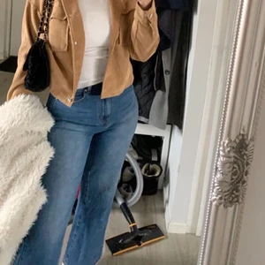 Blåa breda jeans - Säljer på grund av att det ej passar längre. Köpta från SHEIN storlek S. Väldigt fina. 95+frakt