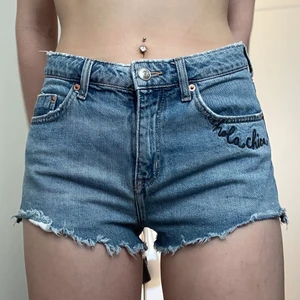 shorts från hm i storlek M - säljer dessa då jag inte brukar ha på mig shorts. Har haft dom i cirka 2 år har dock aldrig haft på mig dom så dom är i helt nytt skick. Shortsen i sig passar bra, är dock inget stretch i tyget.