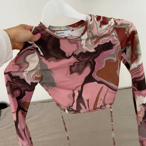 Topp från Bershka - Skitsnygg topp från Bershka med öppen rygg och som knyts med snören. Storlek XS men skulle säga den passar XXS mer  om man vill kunna andas i den