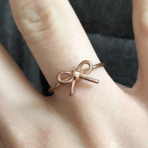 Ring - Superfin ring som är 1,7cm 💚 guld/brons färgad! Liiite missfärgad!