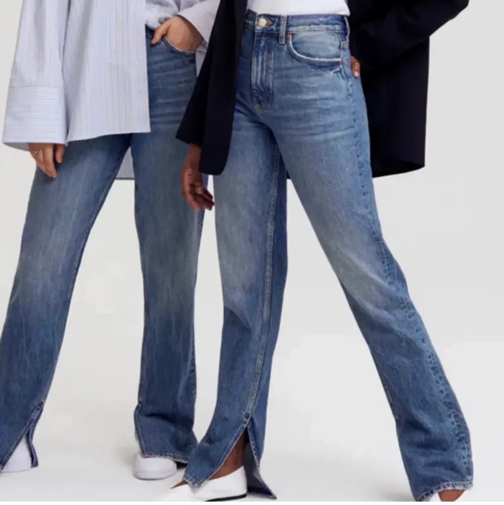 Ordinarie pris 599kr. Högmidjade jeans som är i storlek 38(m). Jeansen är helt nya, säljs på grund av fel storlek! Köparen står för frakten! (Spårbar frakt 66kr)🌺. Jeans & Byxor.