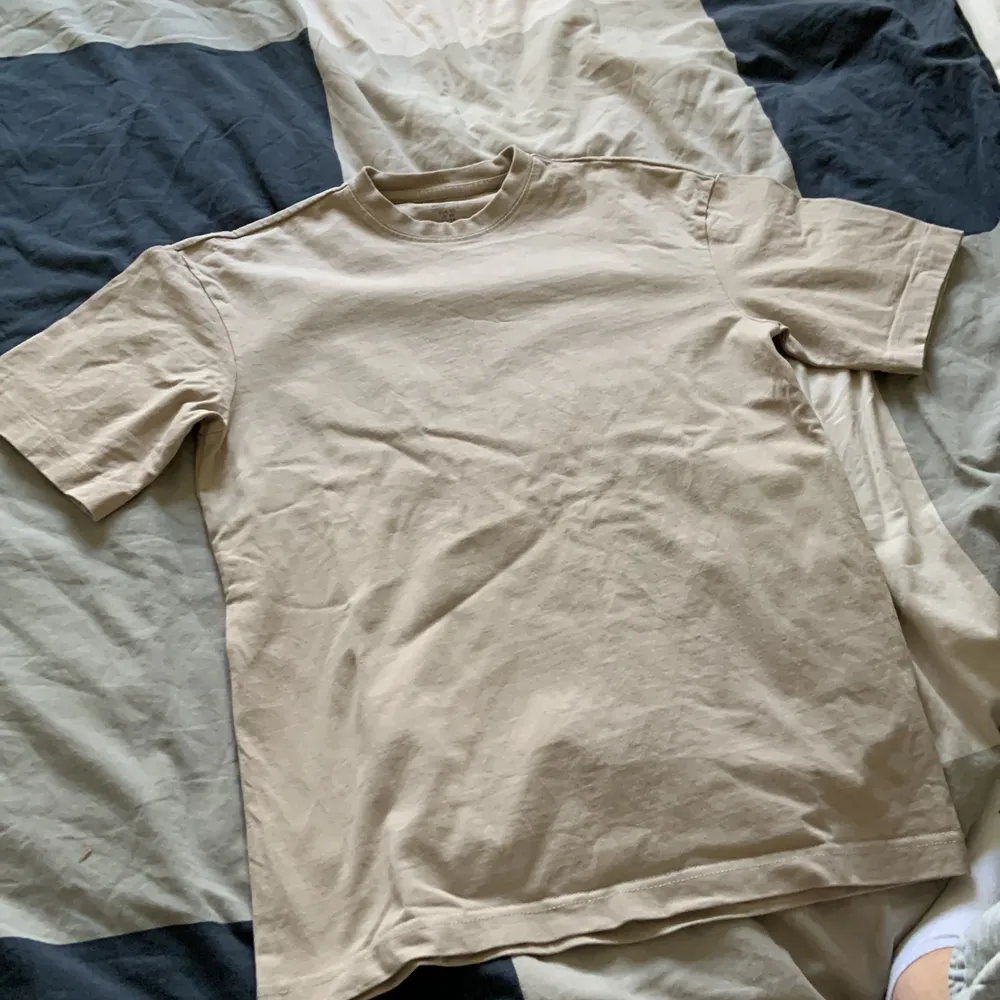 Två t-shirts, färg: mörkgrå och beige, storlek: XS men stor i storleken så är en S i passform, man kan köpa båda för 120 eller en för 80, är i bra skick. T-shirts.
