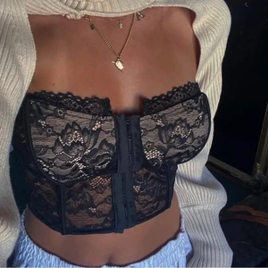 By Anastasia Corsette  - Säljer denna snygga corsetten som inte säljs längre eftersom företaget (byanastasia) har lagt ner. Har endast testat den så den är i nytt skick!! Den är i storlek M men passar även S🤍 Köparen står för frakten eller alternativt att mötas upp i Stockholm! Köpte den för 500kr men startbudet ligger på 350kr😍 