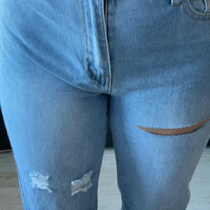 Jeans  - Säljer domma jeansen aldrig använda, tycker ej dom satt så bra på mig 