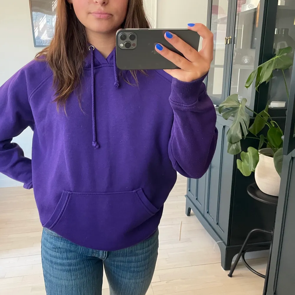 världens finaste lila hoodie från bikbok, storlek och sitter snyggt oversized på mig som har S. Hoodies.