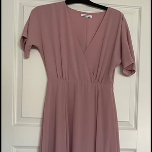 Fest/balklänning  - Helt oanvänd klänning som passar perfekt till balen. Den är i en smutsrosa färg i storlek Xs. 