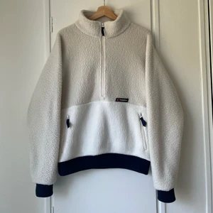 Teddyjacka - Vit/krämvit teddyjacka från Berghaus. Supermysig, i nyskick! 