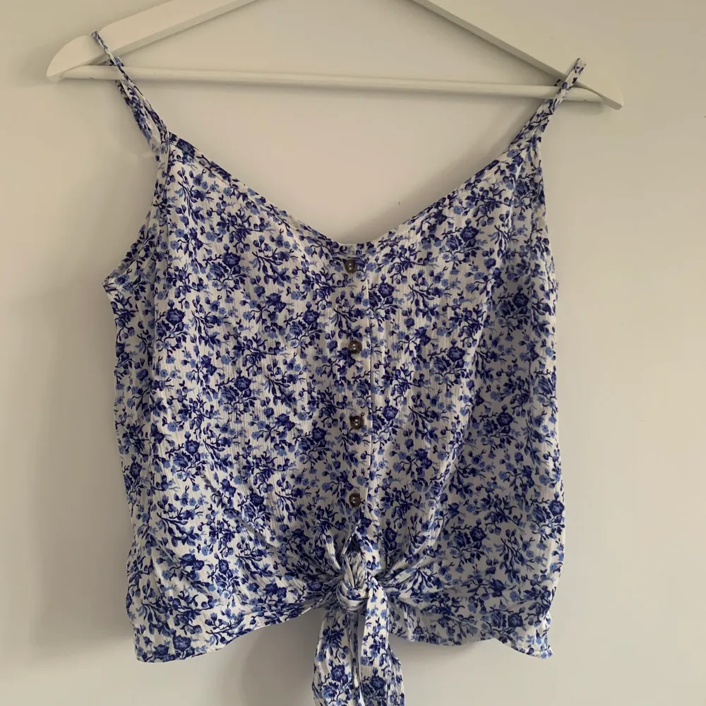 Ett jättefint blått blommigt linne som är perfekt nu till sommaren🥰 Köpte det för ett år sedan på H&M men det har aldrig använts utan bara testats. Betalas med Swish. Toppar.