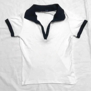 Brandy Melville Hailie Collared Top - Hailie Collared top från brandy melville. Köpt för 1 år sedan i butik, men finns inte längre kvar att köpa i butik/hemsida. Lånade bilder. Enbart använd max 1-3 gånger. Inga defekter. Köparen står för frakt. ❤️