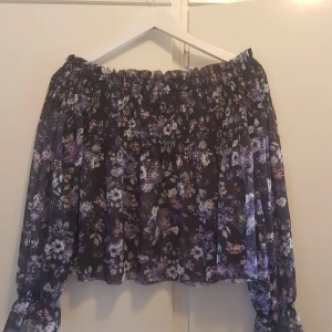 Sommarblus - Snygg offshoulder blus till sommaren. Storlek S