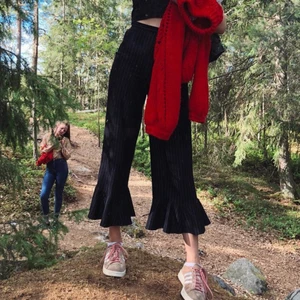 Utsvängda kostymbyxor med volang - Utsvängda kostymbyxor med volang. Skönt stretchigt material, sitter väldigt fint. Dragkedja i sidan. Kritstrecksrandigt tyg. 