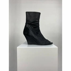 Acne kilklack - Acne kilklack med öppen tå. Dragkedja på insidan ger en snygg tajt passform. Använda, bra skick.  Storlek 38  Mindre hal sula har satts på under av skomakare.  Kan skickas mot porto (PostNord Skicka Lätt). Swish för betalning tack.