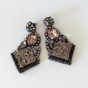 NYA Pipols Bazaar örhängen - Helt NYA och oanvända örhängen från Pipols Bazaar.  Stenar i grönt, beige och rökfärgad ton samt vackra detaljer i metall och små stenar i svart ✨  7cm på höjden.  Har för många örhängen 😅 därav att dessa inte ännu använts och hellre får gå 