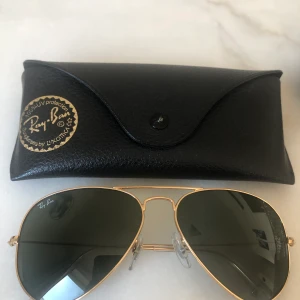 RayBan solglasögon  - Ett par rayban glasögon i mycket bra skick! Skickas endast, frakten ingår i priset. 