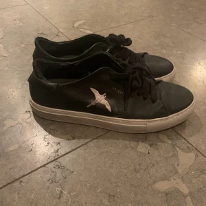 Axel arigato st 39 - Axel arigato i storlek 39, bra skick👍🏼 Du står för FRAKT!