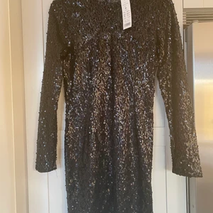 Ny paljettklänning med tajt passform - Ny paljettklänning med lappen kvar. Figursydd från Gina Tricot. Strl M men passar S då den är liten i storleken och väldigt kort. Nypris 500 kr.
