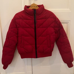 Snygg jacka - En snygg jacka från Urban outfitters. Passar XS, S och M. Är inte säker på vad den exakta frakten blir men räkna med ungefär det som står nedan. Det är ett litet hål i ena fickan.