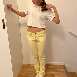 Gula lågmidjade jeans - Ett par superfina gula lågmidjade jeans. De är perfekta till sommaren!