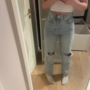 Raka jeans (petite) - Jeans med hål på knäna. Säljer då dom är för korta för mig som är 163. 