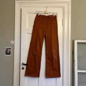 Bruna/orangea jeans från Monki! Storlek 27