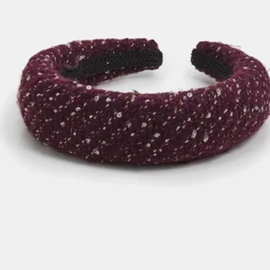 Hårband  - Säljer ett snyggt hårband från BECKSÖNDERGAARD som är i  bra skick hör av dig vid intresse ❤️