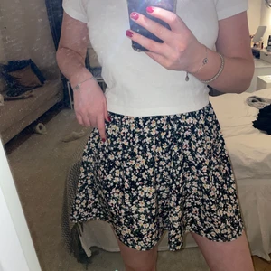 Blommig kjol - Blommig kjol från Shein🌼 Aldrig använd. Strl S. Fin till sommaren! Bra kvalitet för att vara Shein🧡 finns ett tillhörande ”skärp” till. 
