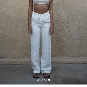 Linnebyxor - Intressekoll! Ett par vita linnebyxor från A-dsgn. Jättefina och sparsamt använda. Storlek xxs, passar mig som vanligtvis är xs/s och 167cm lång⭐️ Skriv för fler bilder. Startar budgivning men inte säker om jag väljer att sälja dom. 