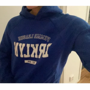 Mörkblå tjocktröja  - Fin mörkblå tjocktröja storlek S