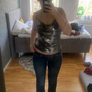 Festtopp - Perfekt topp för fest från Zara! Köpt förra året men aldrig använd pga lite stor på mig! Köpt för 259 och storlek S! Säljer för 100kr🥰 Möts i Stockholm annars står köparen för frakt❤️‍🩹