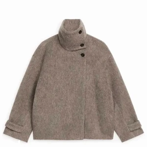 Jacka Arket - Säljer min jacka från Arket pga fel storlek, väldigt gott skick. Storlek: 34 (oversized)