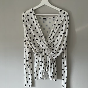 Blus med prickar  - Blus i storlek S från Gina Tricot nästintill oanvänd! 🤍 Säljer för 40kr + frakt 