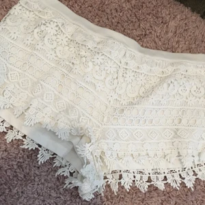 Shorts - Shorts i spets🤍ganska korta