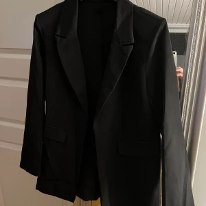 Svart kavaj! - Svart kavaj i nyskick, strl S!