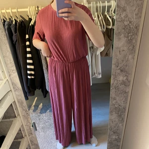 Jumpsuit  - Fin jumpsuit med vida ben från Monki  Stl S  Köpt för 300kr, säljer för 75kr  Katt finns i hemmet!  Kan hämtas i Norra Åbyggeby (Gävle)eller fraktas emot fraktkostnad på 66kr. Endast swish!