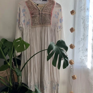 Fantastisk bohemisk klänning - Från Kerala i Indien. Otroligt skön. Delar på frakten:)