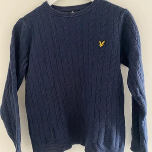 LYLE&SCOTT tröja - Marinblå, kabelstickad lyle&Scott tröja. Storlek M men passar bättre på S. Köptes på herravdelning men funkar på tjejer med.  Köpare står för frakt 🚚 