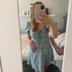 SUPERFIN somrig klänning 🌸🐬 - En superfin grön/blå klänning i storlek 36/S 💙💚 Endast använt ett en gång! Har en dragkedja i bak. Väldigt bekväm och sitter väldigt fint. (Ifrån shein men är helt slutsåld)  (Jag är ca: 174 cm)