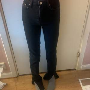 Säljer dessa fina jeans från zara!! Aldrig använda, för långa för mig tror dom skulle passa någon som är ungefär 160-165 lång💗 som nya!!