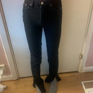 Svarta zara jeans!! - Säljer dessa fina jeans från zara!! Aldrig använda, för långa för mig tror dom skulle passa någon som är ungefär 160-165 lång💗 som nya!!