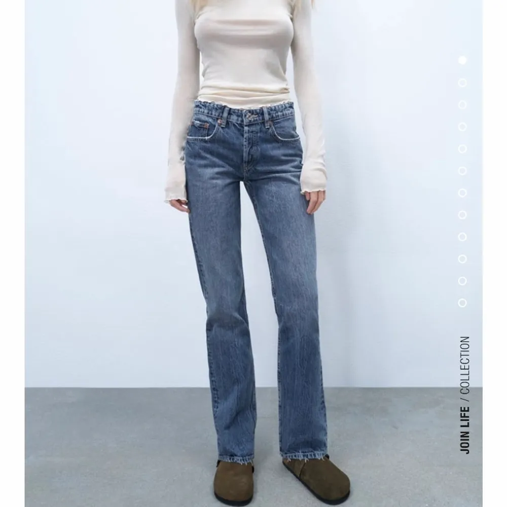Populära jeans från Zara! De är i modellen mid rise straight så de är lite lågmidjade 🥰 Väldigt populära och helt slutsålda. Knappt använda så de är som nya 👌🏽 Jag är 165 och det går långt ner på mig, så de passar absolut längre också. Medela om ni har några frågor 💞💞. Jeans & Byxor.